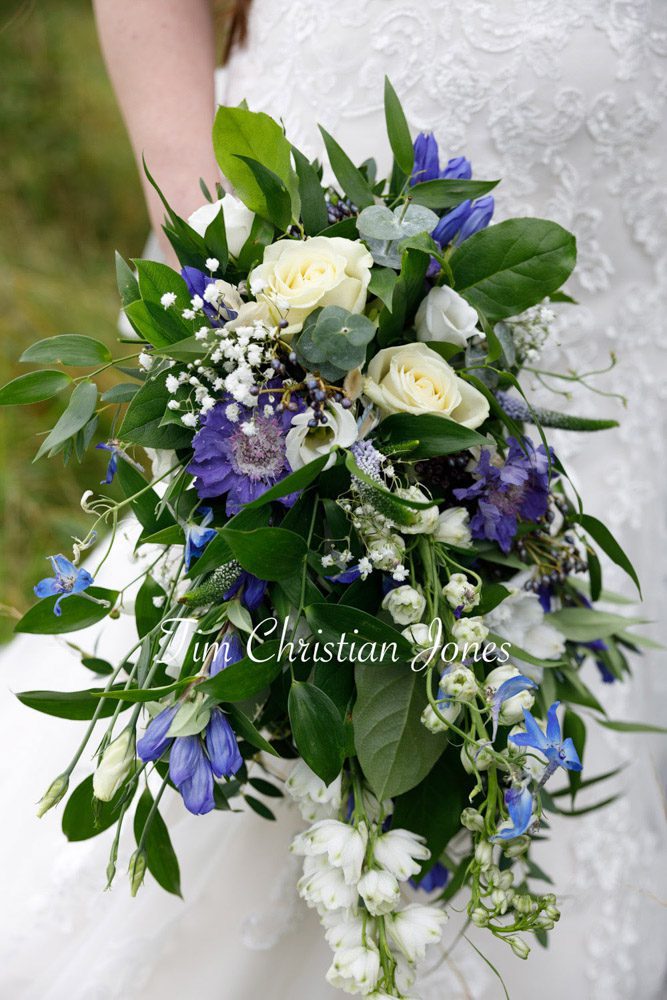 legant bridal moment with bouquet in hand.